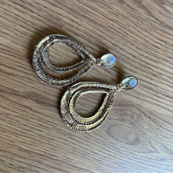 Elegant Black and Gold Teardrop Earrings - Picture 3 of 3